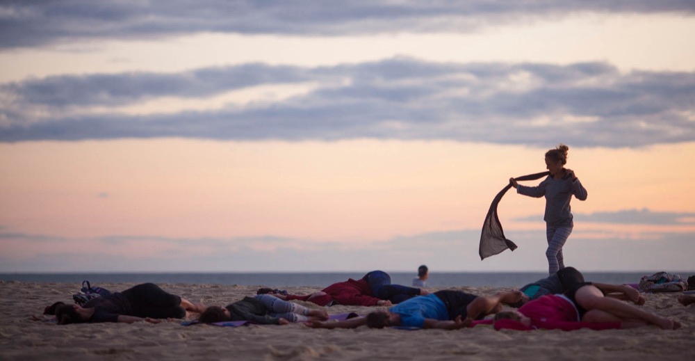 Cours de yoga au coucher de soleil sur la plage dans les Landes
